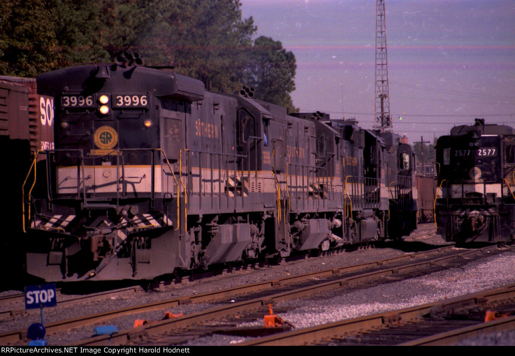 SOU 3996 leads a string of locos south